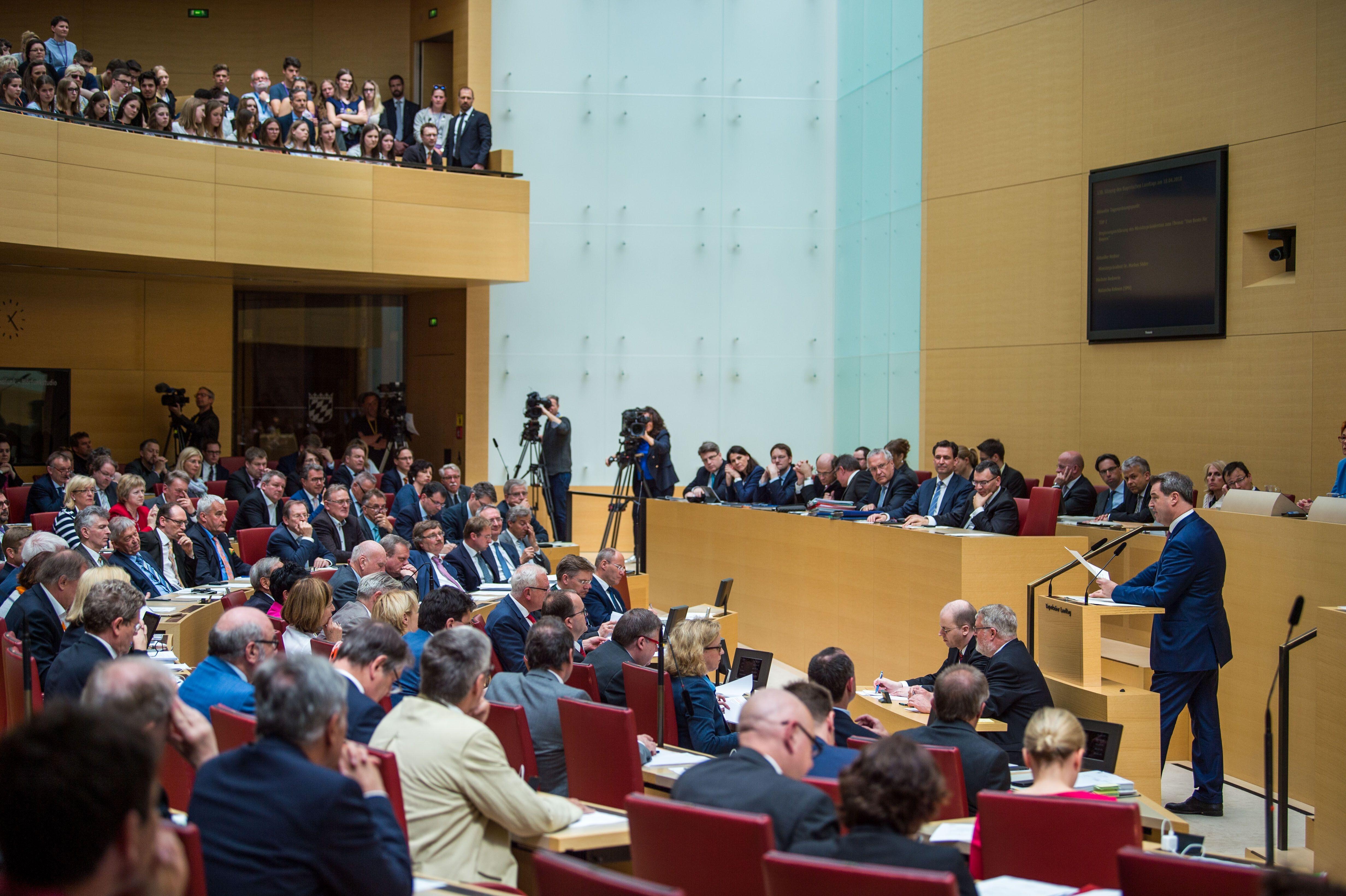 (Symbolbild) Blick in den Plenarsaal des bayerischen Landtags, Markus Söder steht am Rednerpult und spricht.