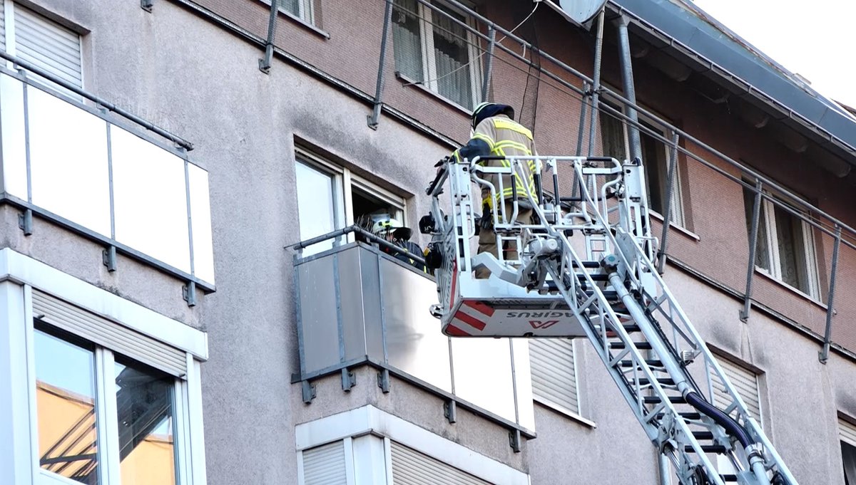 Wohnungsbrand in Mehrfamilienhaus in Fürth: Eine tote Person geborgen.