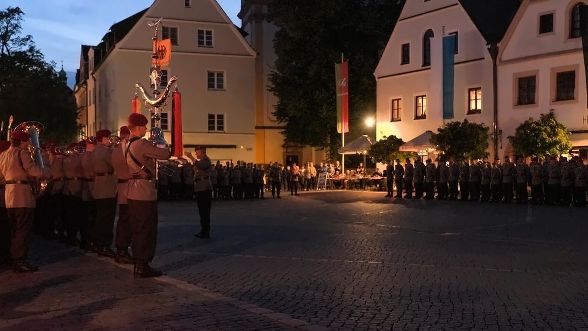 Appell der Bundeswehr vor dem Alten Rathaus in Weiden. 