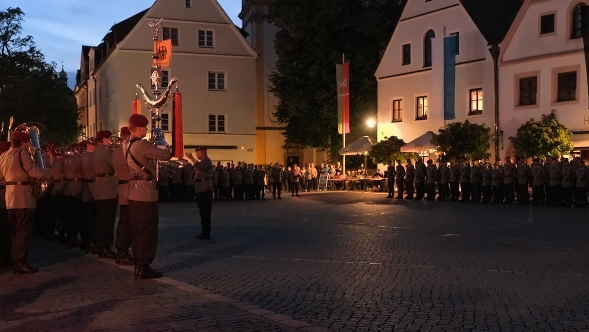 Appell der Bundeswehr vor dem Alten Rathaus in Weiden. 