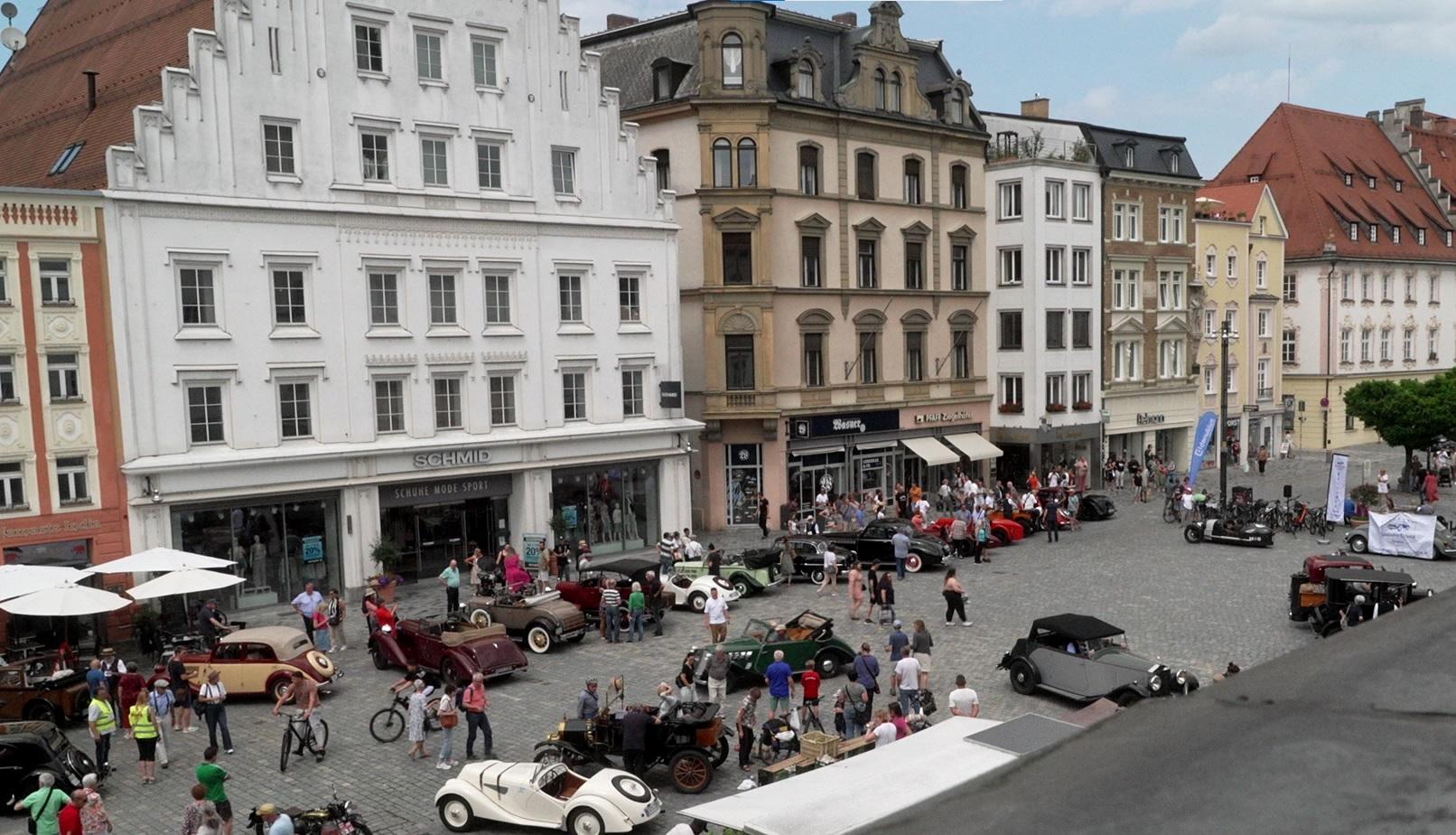 Viele Oldtimer stehen auf einem Platz