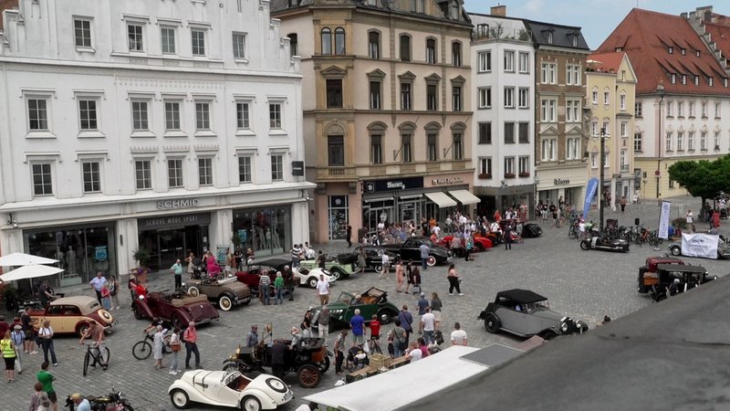 Viele Oldtimer stehen auf einem Platz | Bild: BR/Christian Akber-Sade Viele Oldtimer stehen auf einem Platz