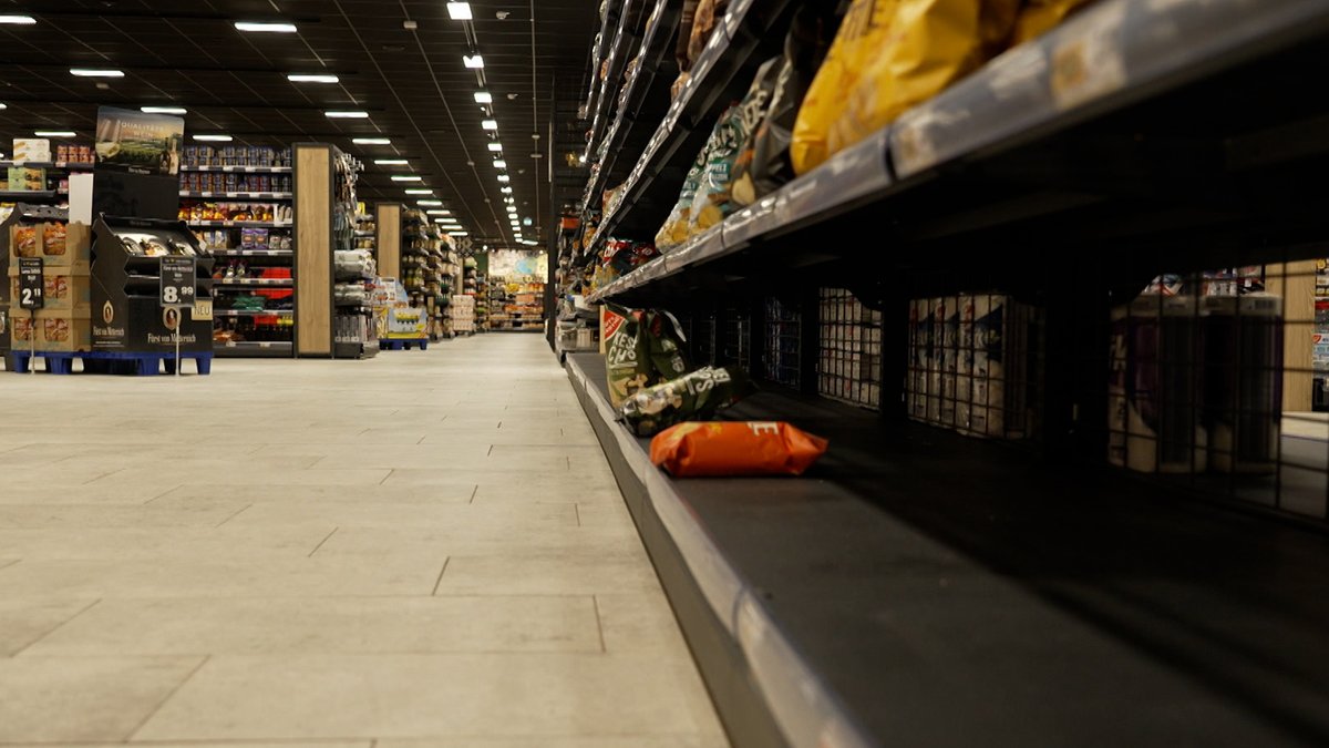 Ein Supermarkt mit leeren Regalen.