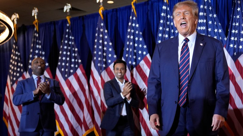 Donald Trump, Bewerber um die Präsidentschaftskandidatur der Republikaner und ehemaliger Präsident der USA, kommt zu einer Rede bei einer Vorwahl-Party.