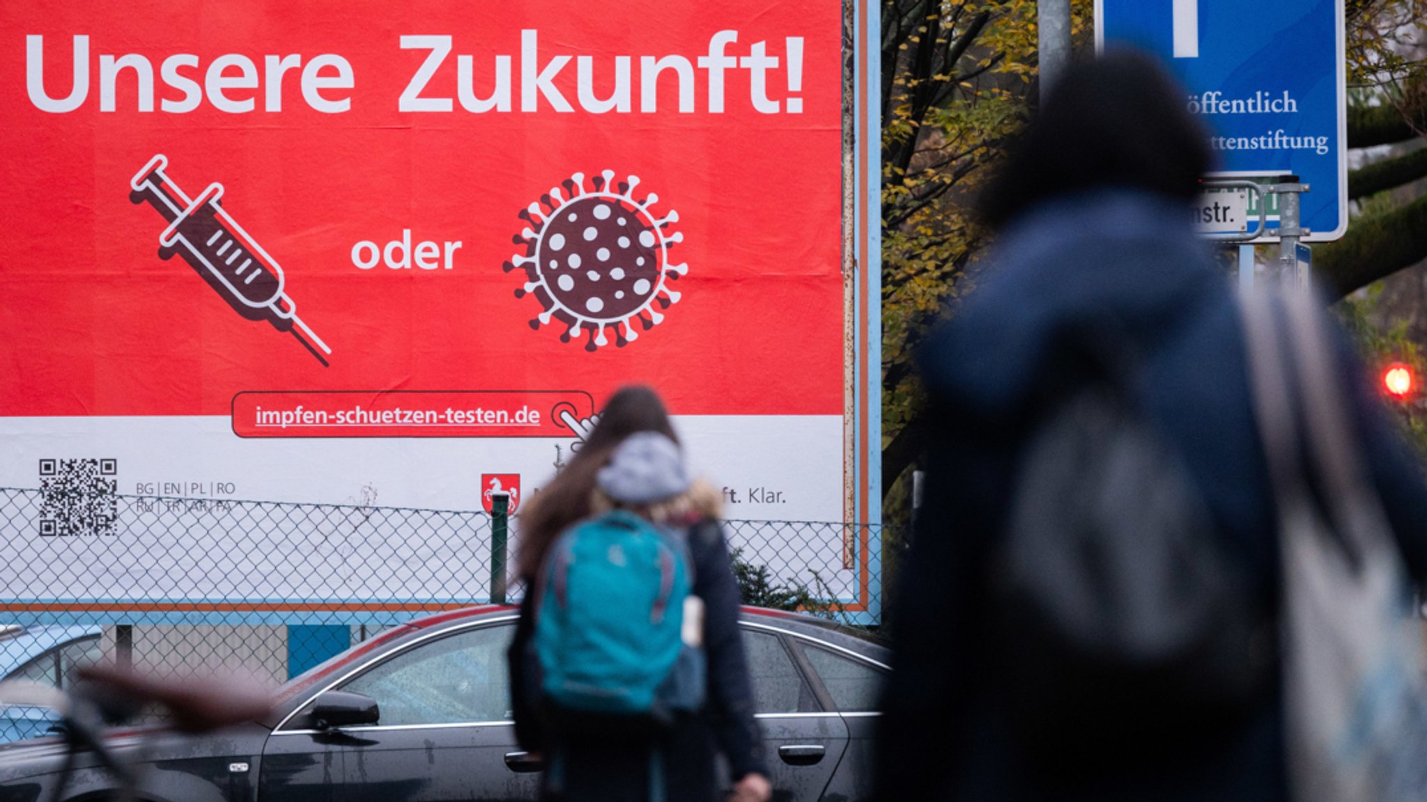 Eine Plakatkampagne der Landesregierung Niedersachsen mit Aufschrift und Symbolen "Unsere Zukunft! Impfen oder Infektion / Virus"