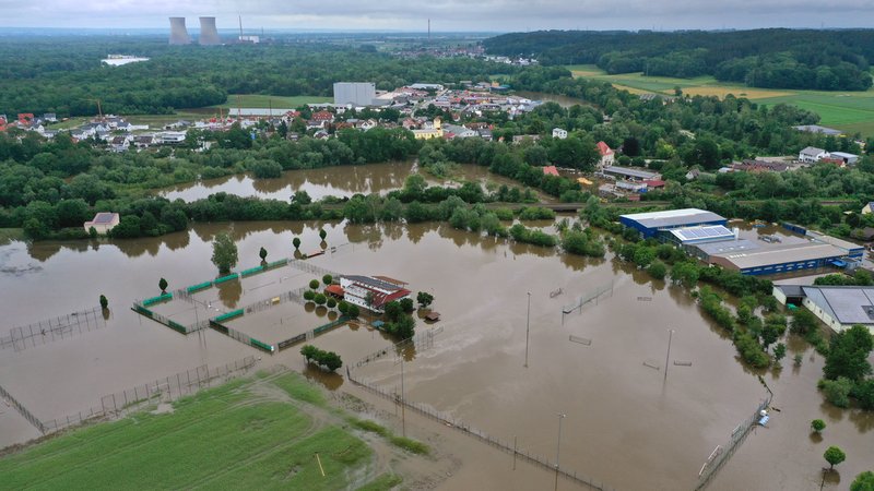 Weite Flächen in Burgau sind vom Hochwasser der Mindel überflutet | Bild: picture alliance/dpa | Karl-Josef Hildenbrand Weite Flächen in Burgau sind vom Hochwasser der Mindel überflutet