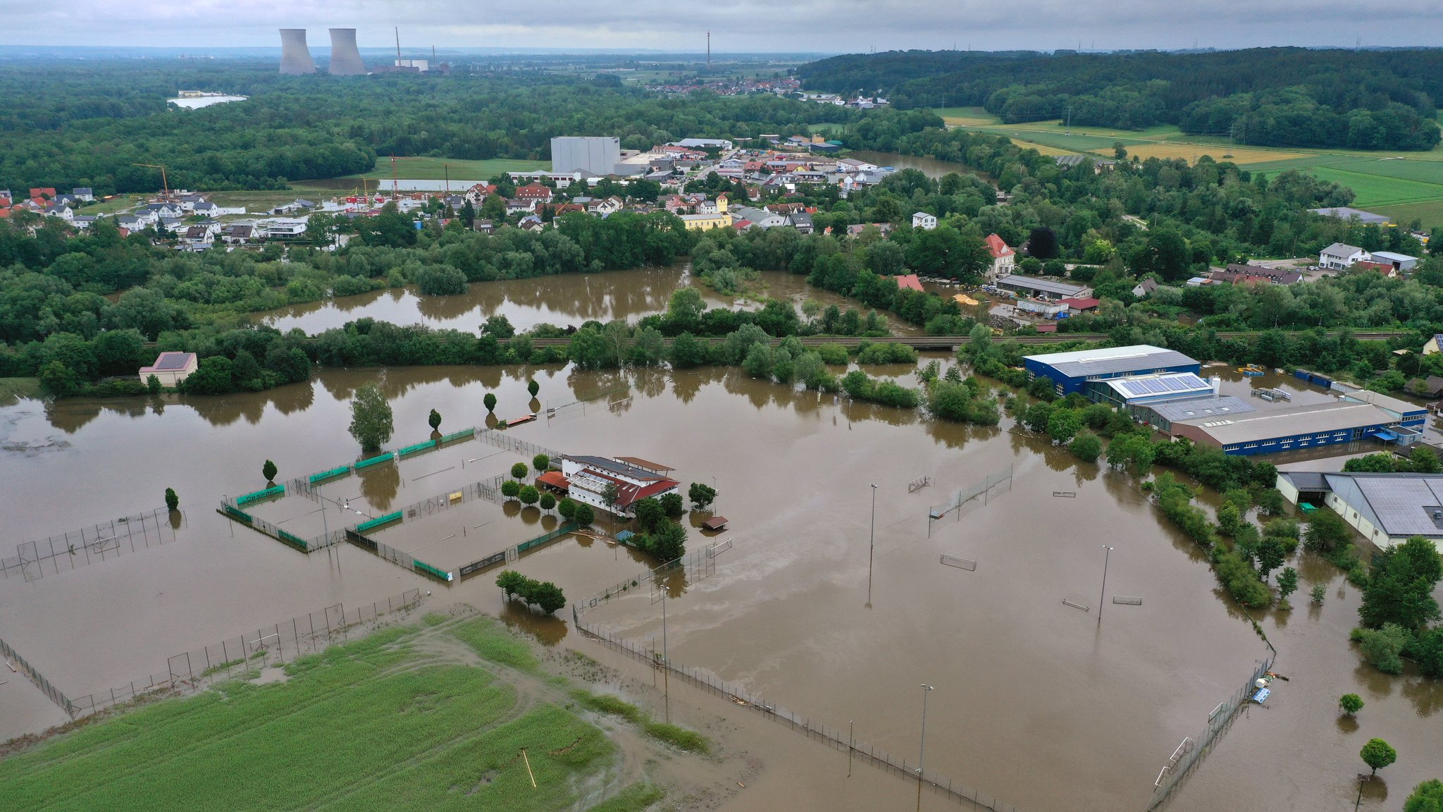 Weite Flächen in Burgau sind vom Hochwasser der Mindel überflutet