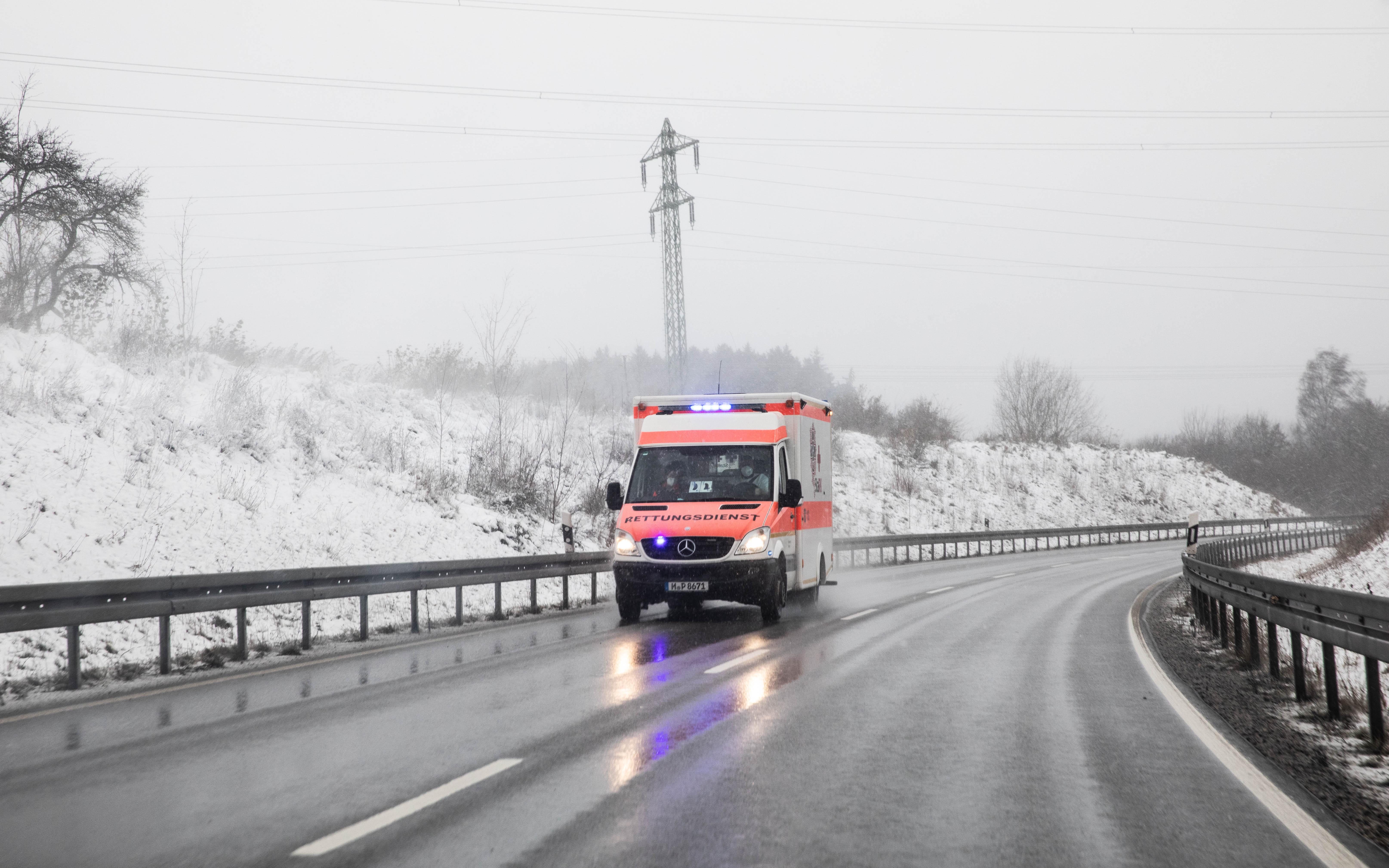 Ein Rettungswagen ist im Winter in Bayern unterwegs.