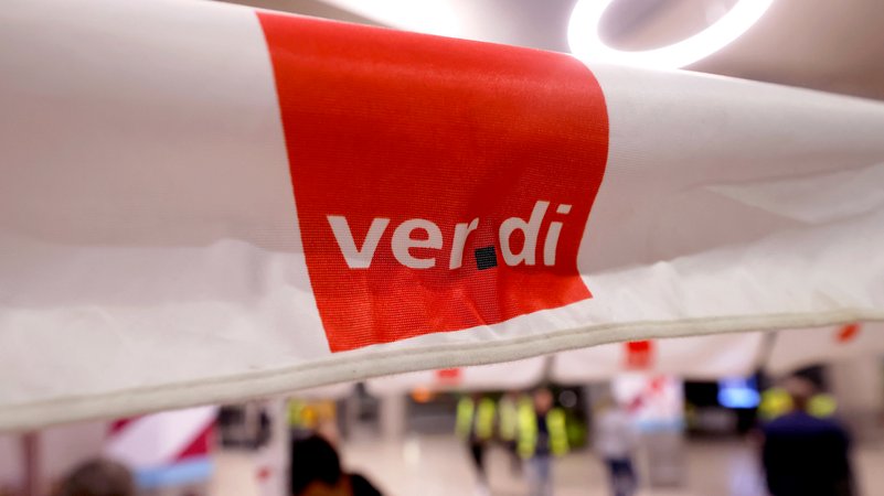 Symbolbild: Tarifstreit im Öffentlichen Dienst | Bild: picture alliance / Panama Pictures | Christoph Hardt Symbolbild: Tarifstreit im Öffentlichen Dienst