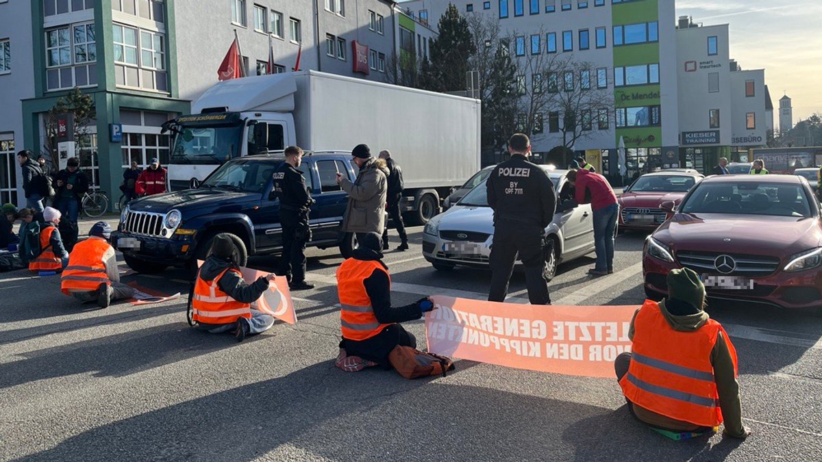 Klebeaktion: "Letzte Generation" blockiert Regensburger Kreuzung