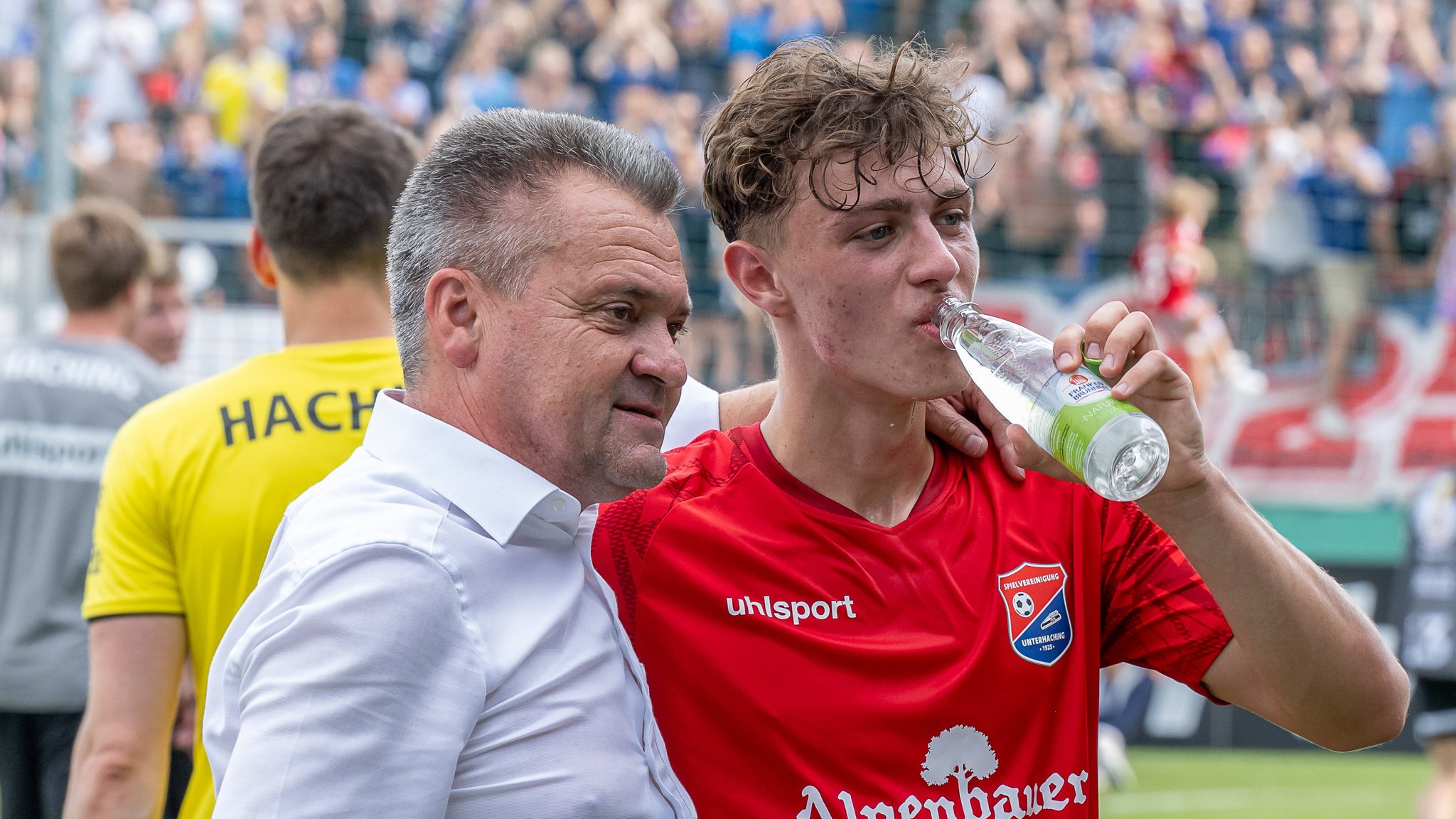 Manfred Schwabl, Präsident der SpVgg Unterhaching, mit Nachwuchsjuwel Maurice Krattenmacher nach der Pokalsensation über den FC Augsburg.