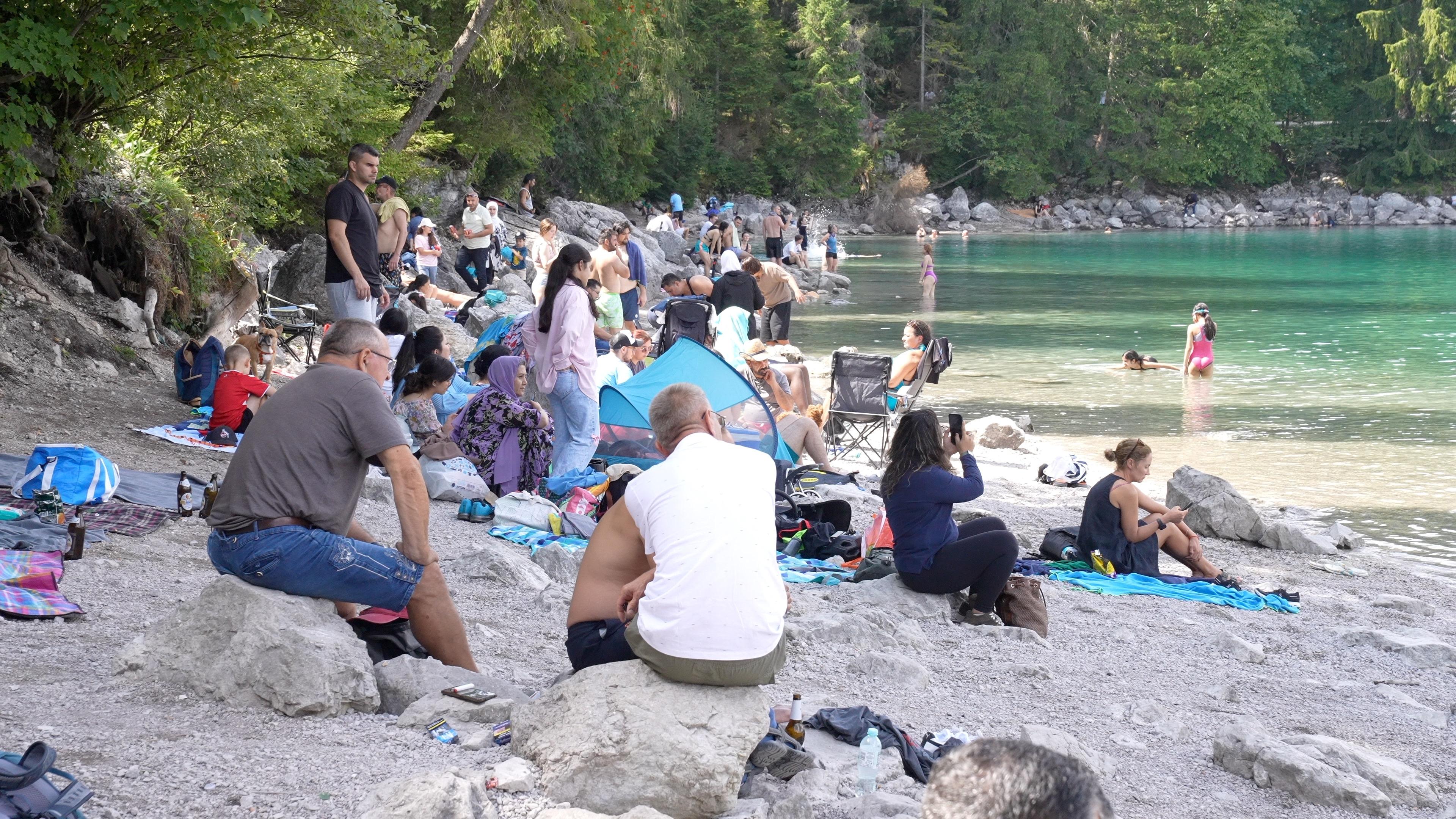 Touristen am Ufer des Eibsees