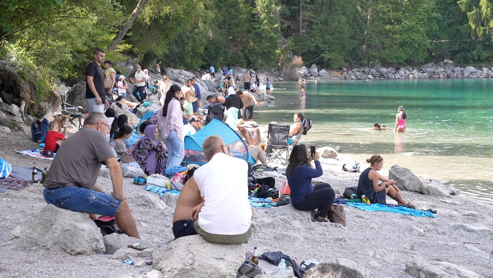 Touristen am Ufer des Eibsees