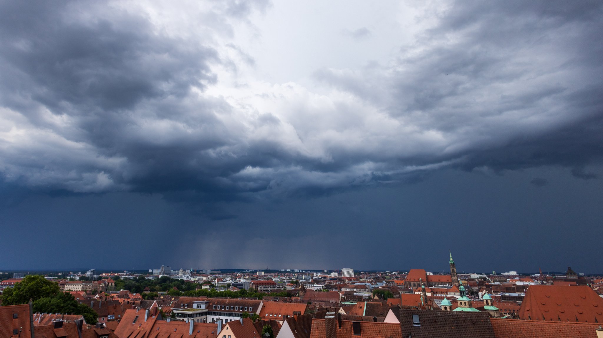 Regional Schauer und teils kräftige Gewitter am Wochenende