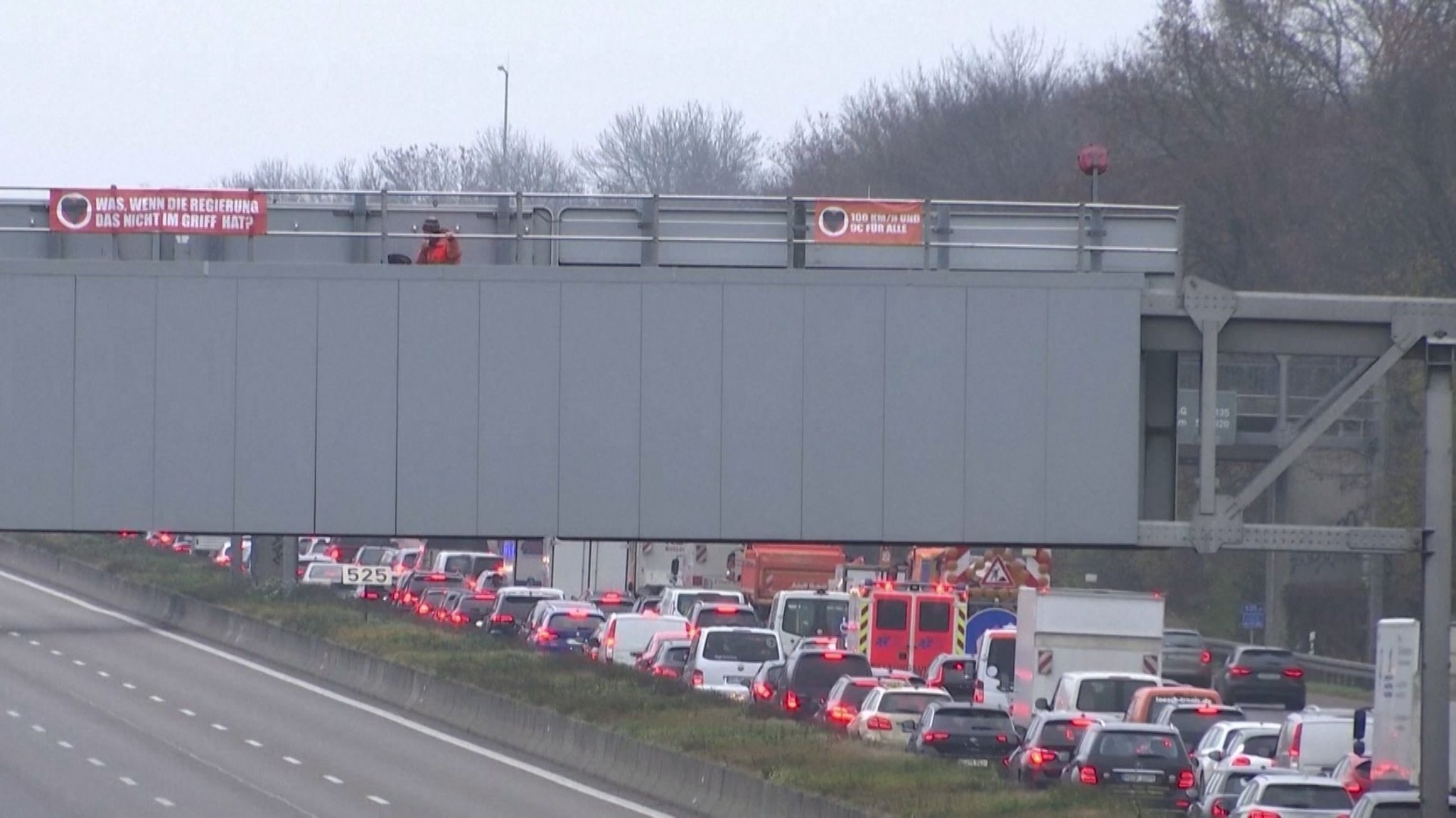 Aktivisten der "Letzten Generation" kleben sich auf Autobahnbrücken und Straßen in München. 