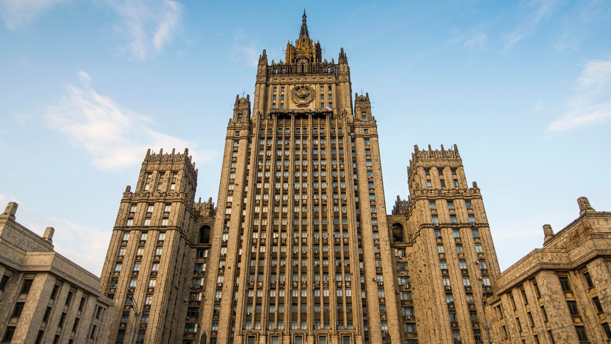 Stalinistisches Monumentalgebäude des russischen Außenministeriums, gegen einen blauen Himmel fotografiert