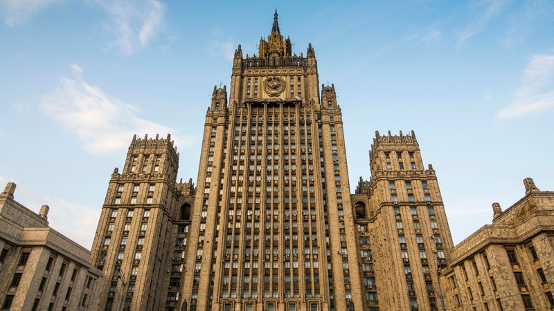Stalinistisches Monumentalgebäude des russischen Außenministeriums, gegen einen blauen Himmel fotografiert | Bild: picture alliance / imageBROKER | Michael Runkel Stalinistisches Monumentalgebäude des russischen Außenministeriums, gegen einen blauen Himmel fotografiert