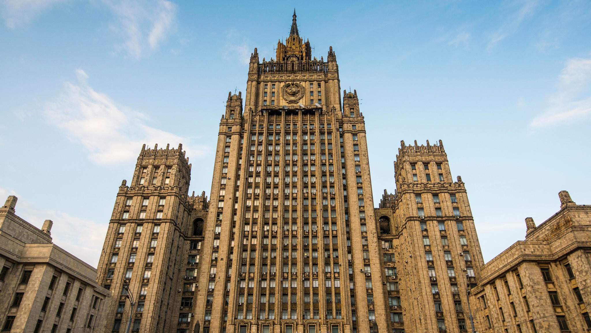 Stalinistisches Monumentalgebäude des russischen Außenministeriums, gegen einen blauen Himmel fotografiert