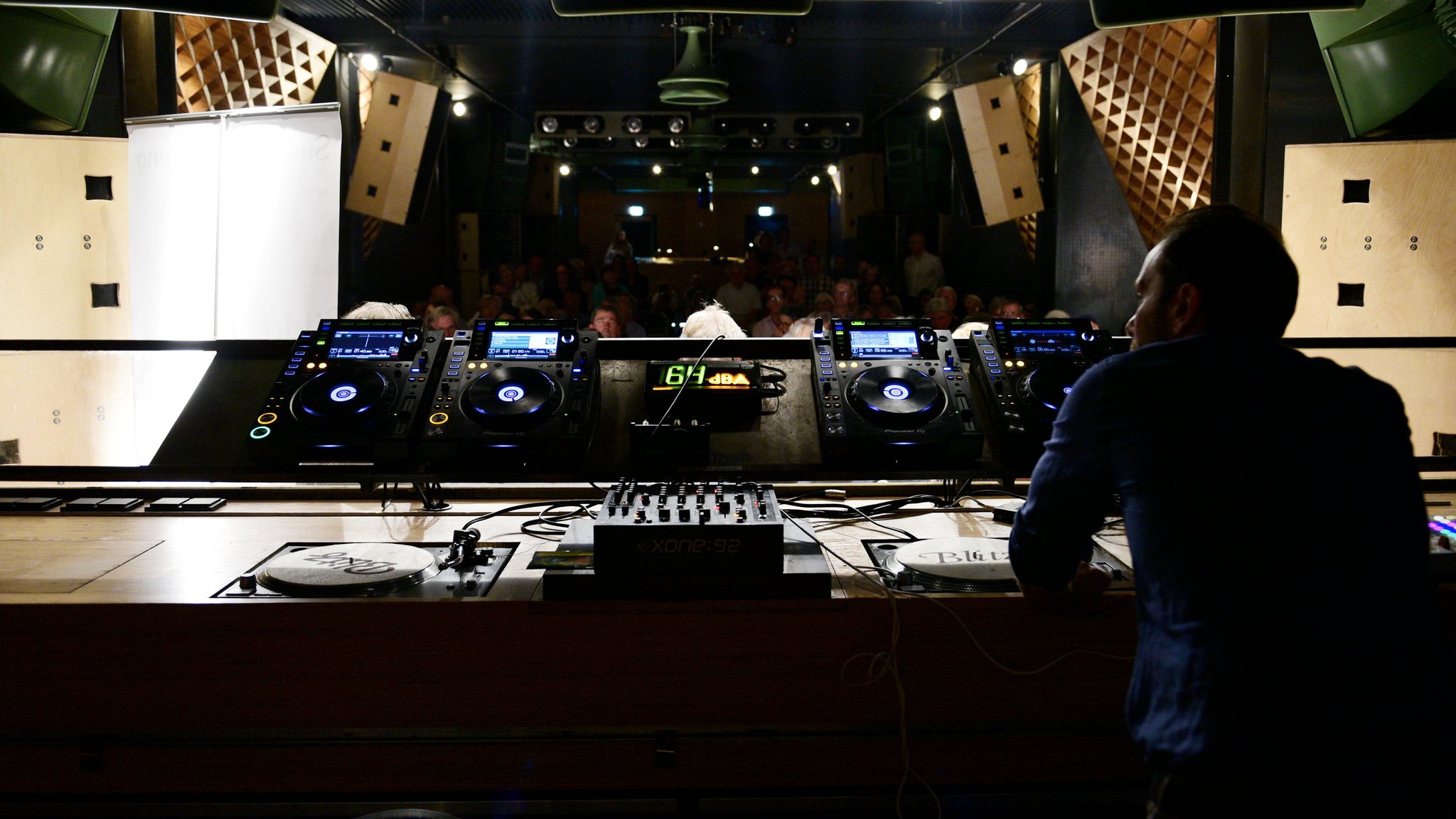 Blick vom DJ-Pult in den Innenraum des "Blitz"-Clubs | Bild: picture alliance / SZ Photo | Robert Haas Blick vom DJ-Pult in den Innenraum des "Blitz"-Clubs