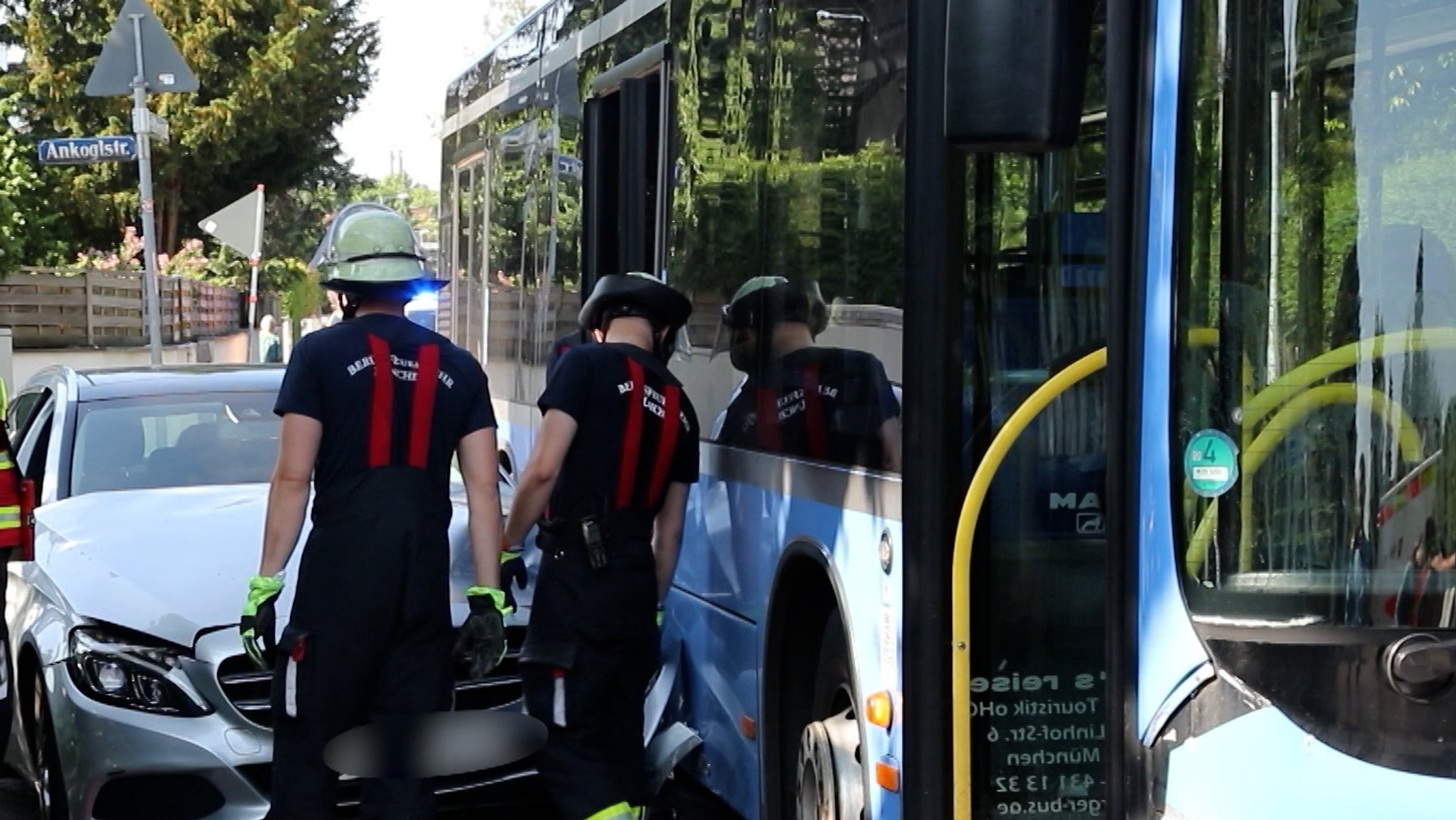 Zusammenstoß in Trudering: Ein Pkw krachte in einen Linienbus mit Kindergartenkindern an Bord. 
