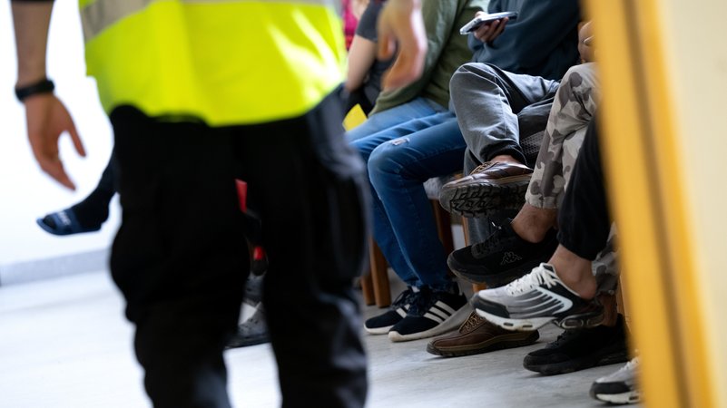 Asylbewerber in einem bayerischen Ankerzentrum | Bild: picture alliance/dpa | Sven Hoppe Asylbewerber in einem bayerischen Ankerzentrum