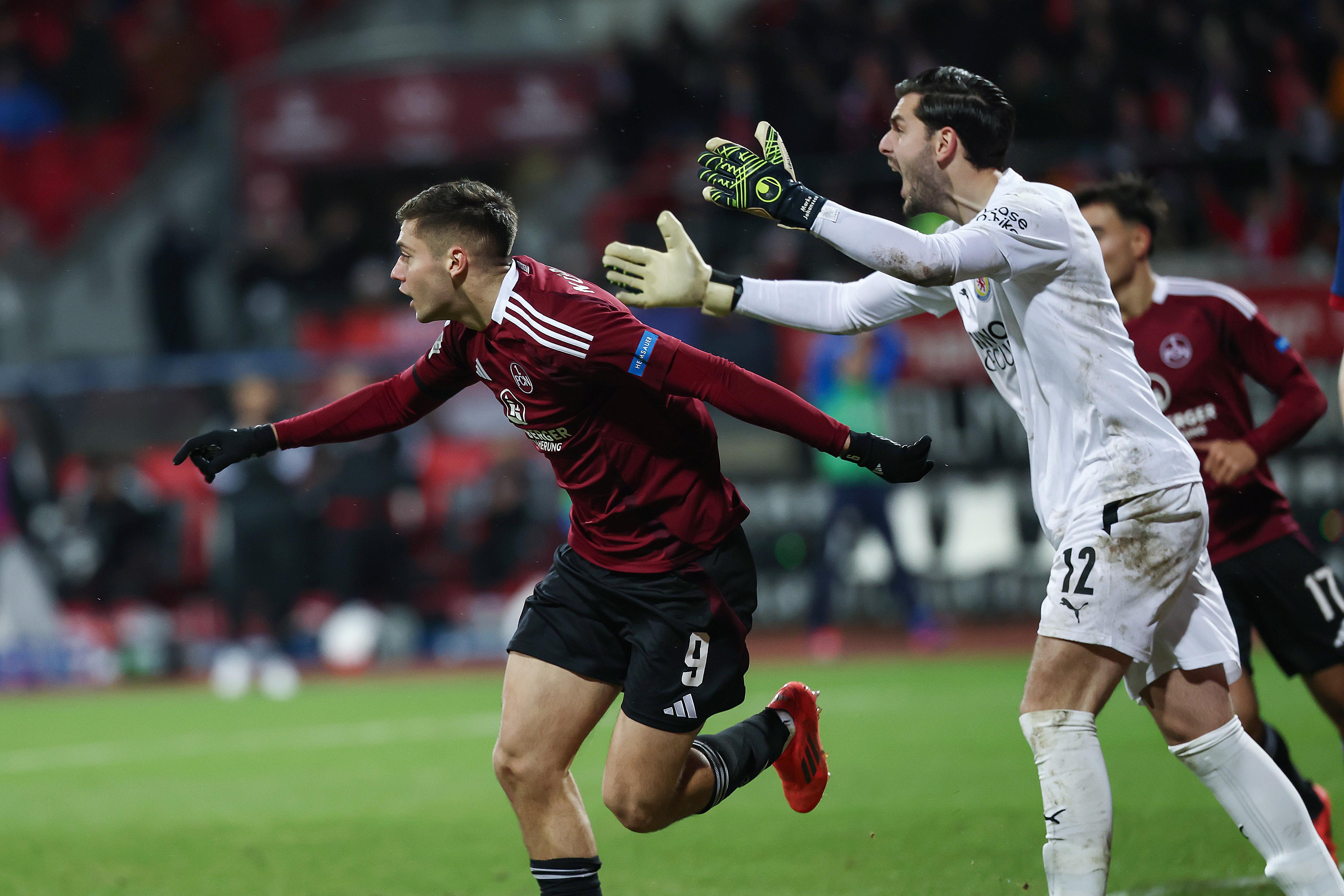 Tzimas dreht nach seinem Tor zum 1:0 jubelnd ab, Torwart Marko Johannsson reagiert auf das Gegentor