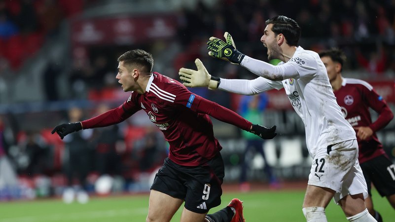 Tzimas dreht nach seinem Tor zum 1:0 jubelnd ab, Torwart Marko Johannsson reagiert auf das Gegentor | Bild: picture-alliance/dpa Tzimas dreht nach seinem Tor zum 1:0 jubelnd ab, Torwart Marko Johannsson reagiert auf das Gegentor