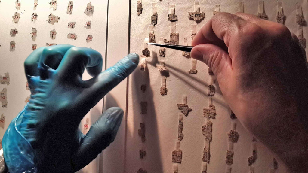 Die einzelnen Fragmente der Qumran-Rollen werden händisch wie ein Puzzle zusammengefügt.