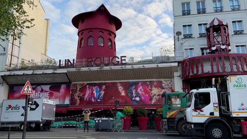 Schreck in Paris: Die Windmühlenflügel des weltberühmten Pariser Theaters Moulin Rouge sind in der Nacht heruntergefallen. Wie es zu dem Unglück kam, ist bisher unklar. Verletzt wurde niemand.