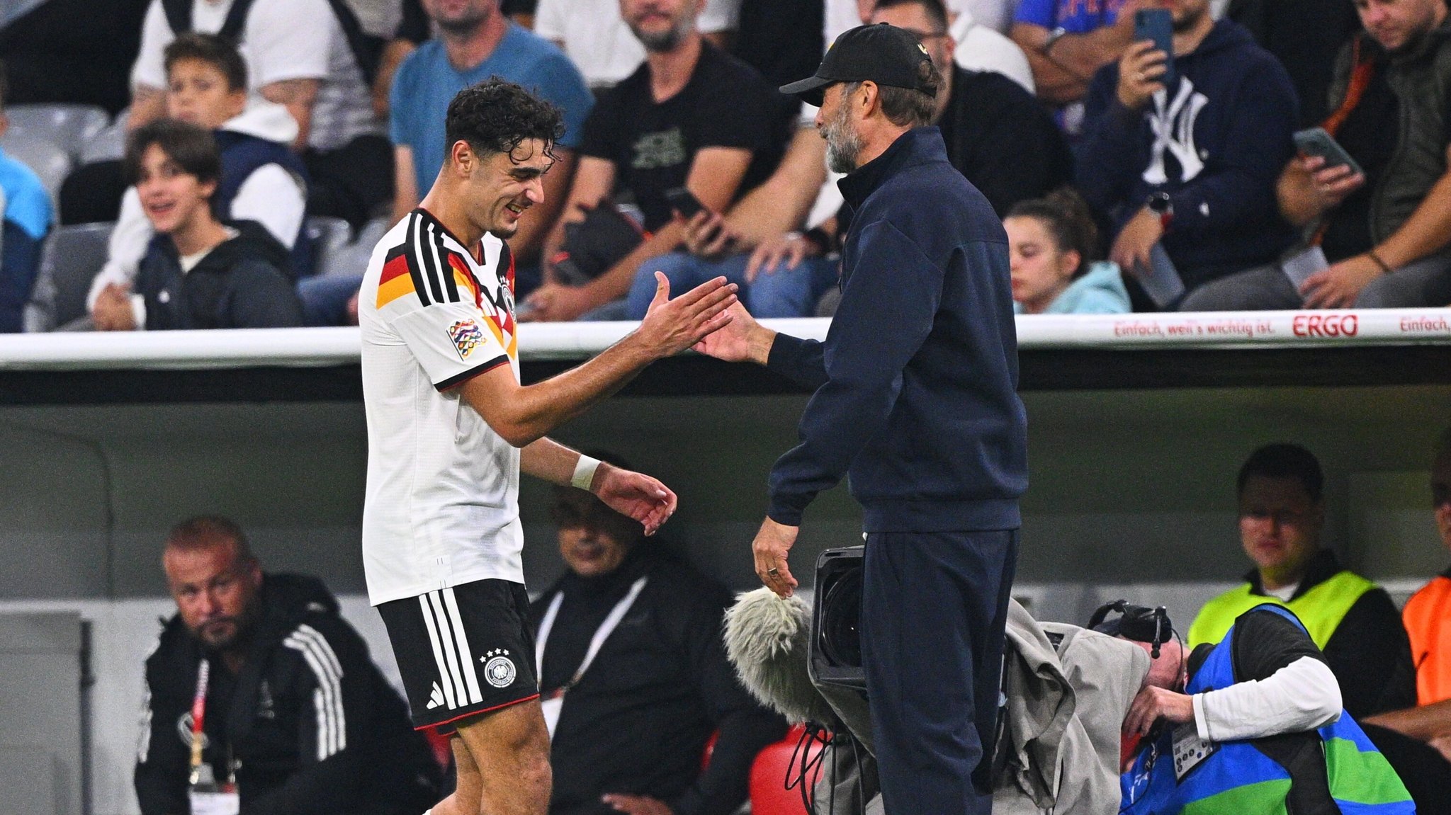 War voll des Lobes für Aleksandar Pavlovic: Jürgen Klopp (rechts) | Bild: picture-alliance / dpa War voll des Lobes für Aleksandar Pavlovic: Jürgen Klopp (rechts)