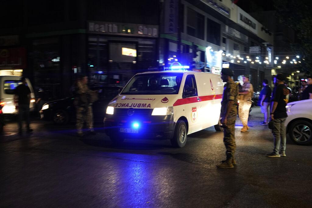17.09.2024, Libanon, Beirut: Ein Krankenwagen mit Verwundeten, deren tragbarer Pager explodiert ist