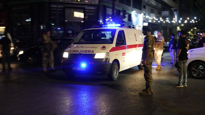17.09.2024, Libanon, Beirut: Ein Krankenwagen mit Verwundeten, deren tragbarer Pager explodiert ist | Bild: dpa-Bildfunk/Hassan Ammar 17.09.2024, Libanon, Beirut: Ein Krankenwagen mit Verwundeten, deren tragbarer Pager explodiert ist