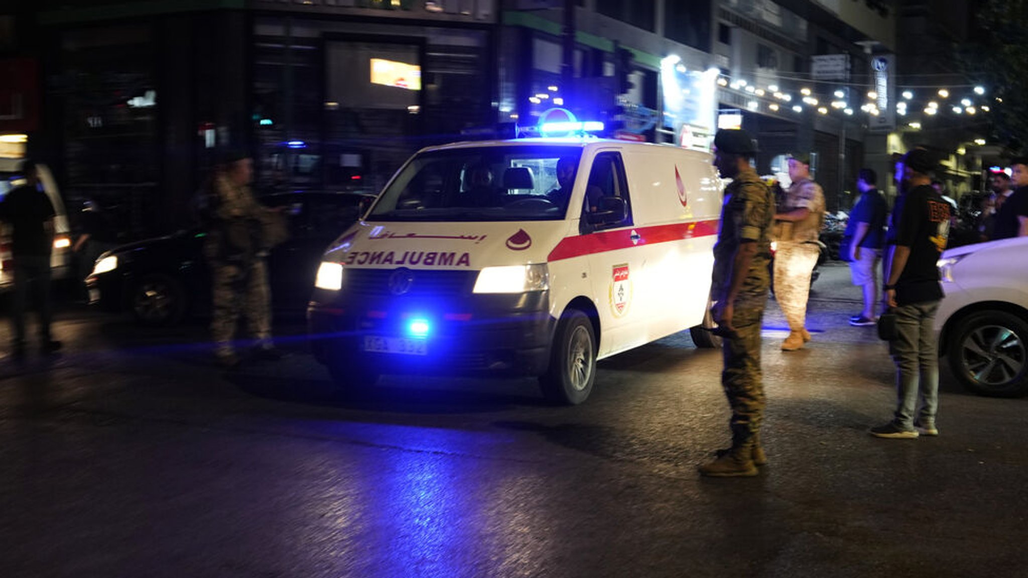 17.09.2024, Libanon, Beirut: Ein Krankenwagen mit Verwundeten, deren tragbarer Pager explodiert ist