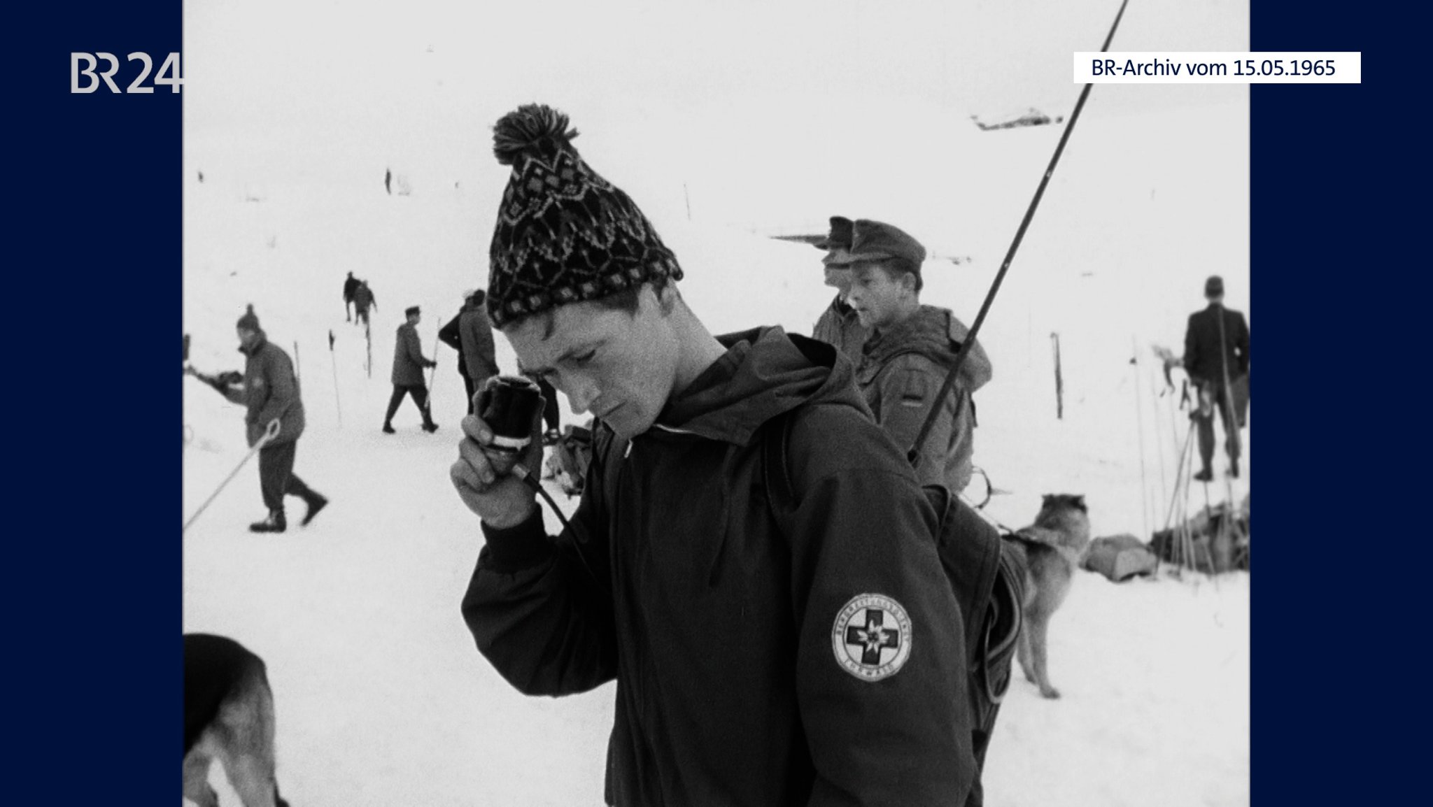 Einsatzkräfte auf der Suche nach Lawinenopfern | Bild: BR-Archiv Einsatzkräfte auf der Suche nach Lawinenopfern