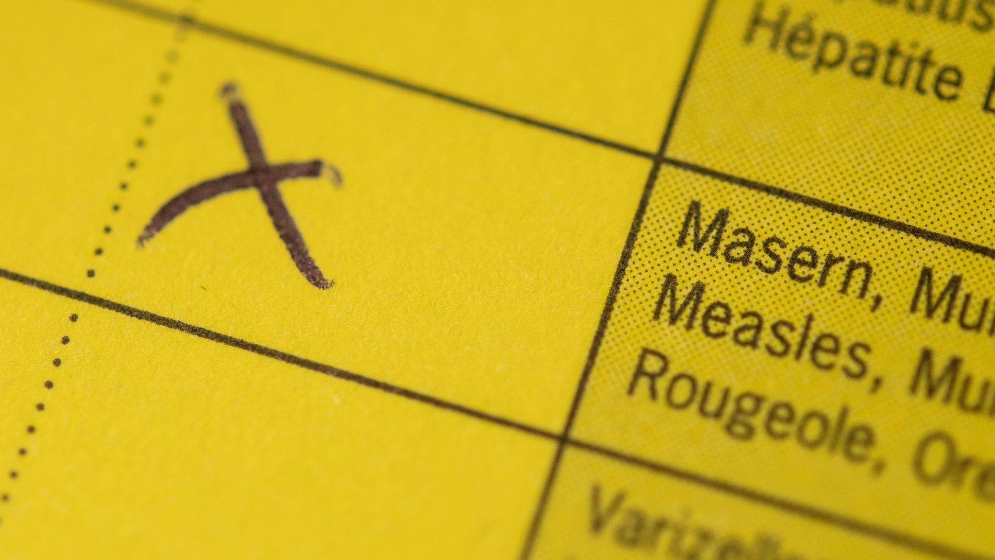 Die Masern-Impfung ist in einem Impfpass angekreuzt.