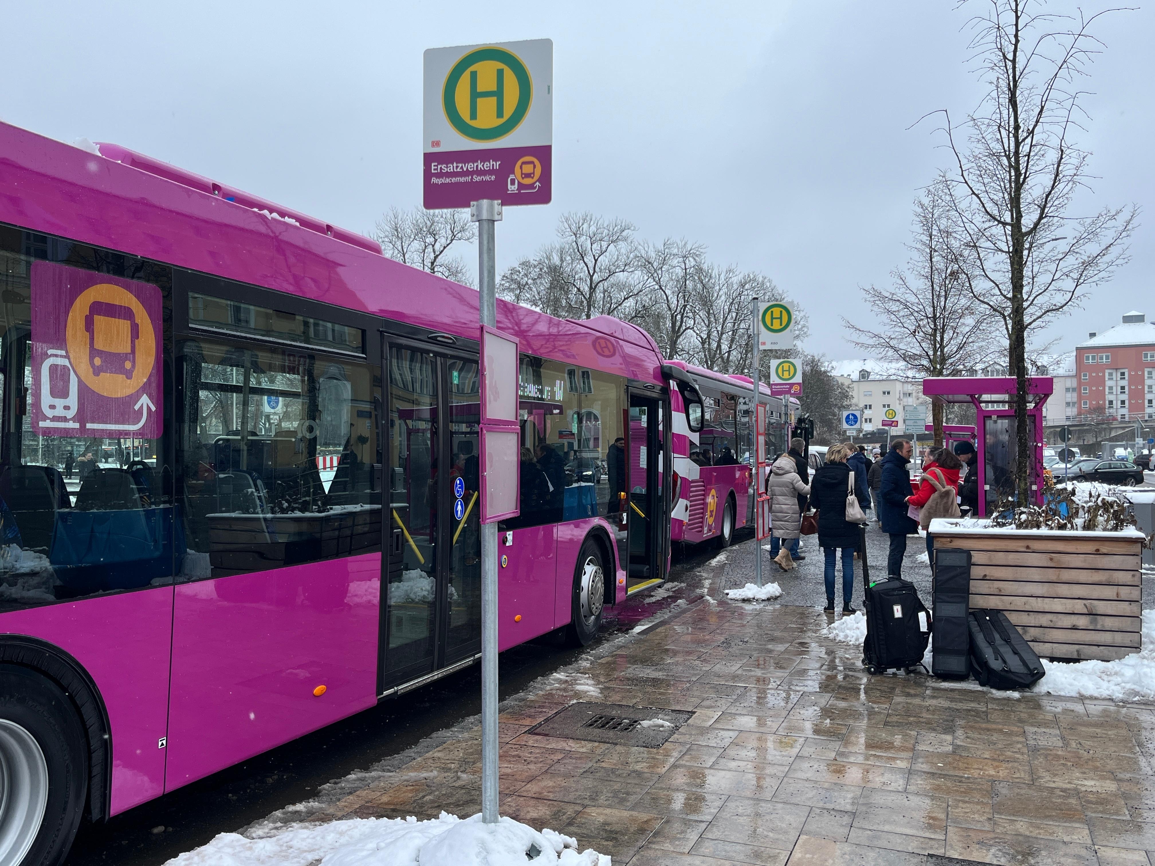 SEV-Busse am Regensburger Hauptbahnhof.