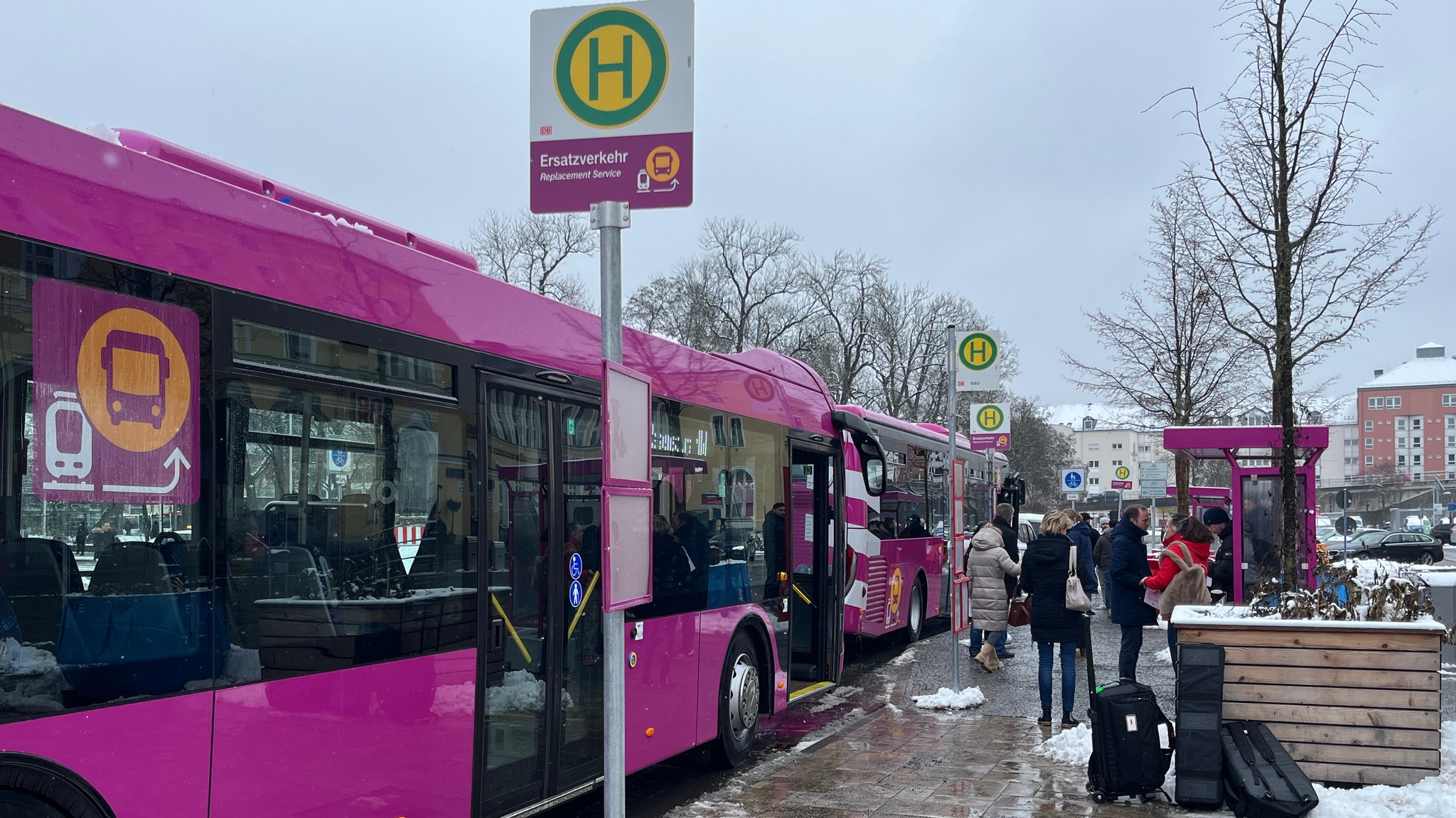 SEV-Busse am Regensburger Hauptbahnhof.
