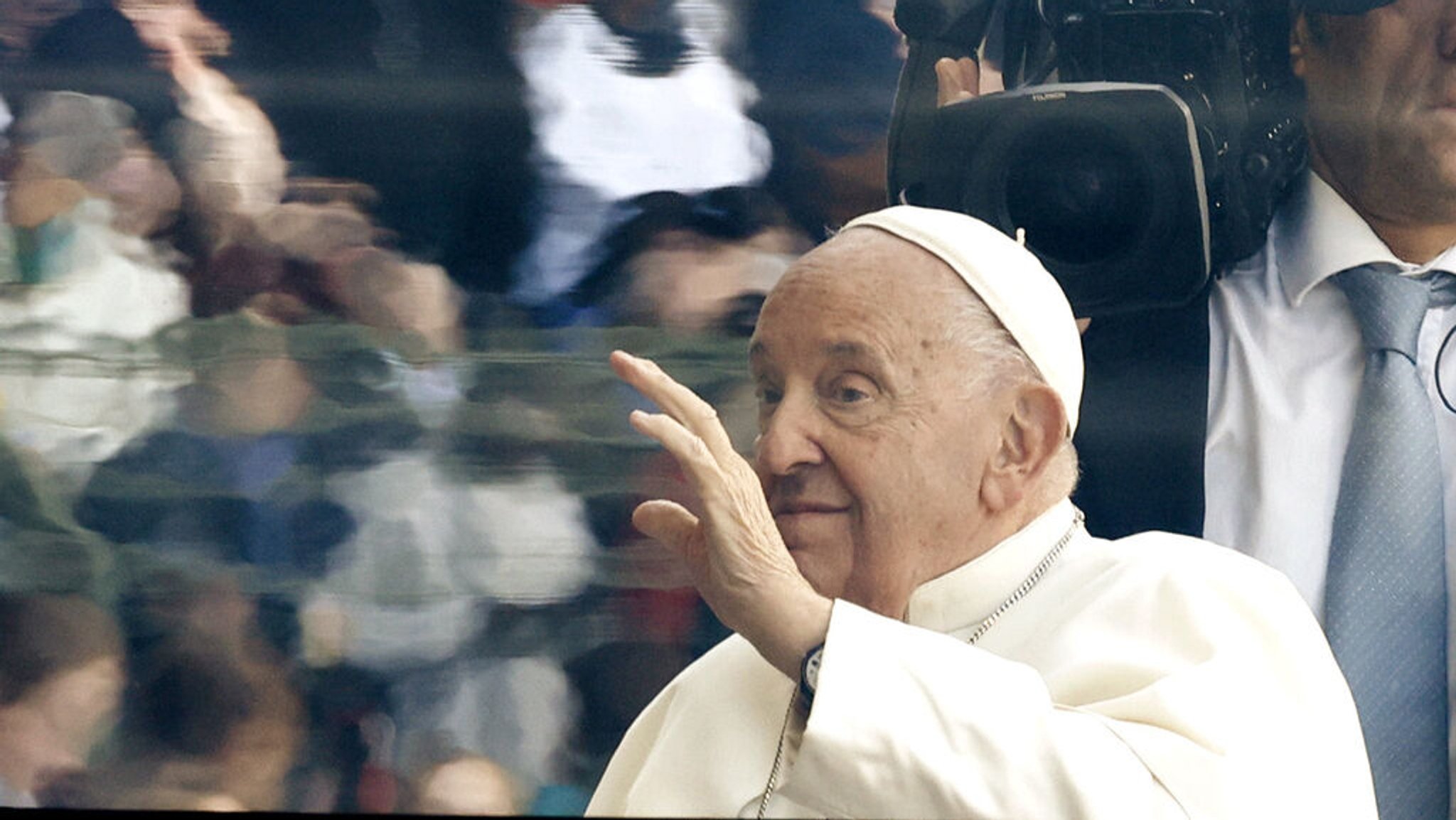 29.09.2024, Belgien, Brüssel: Papst Franziskus winkt bei seiner Ankunft im König-Baudouin-Stadion, um die Heilige Messe zu leiten. Foto: Omar Havana/AP/dpa +++ dpa-Bildfunk +++