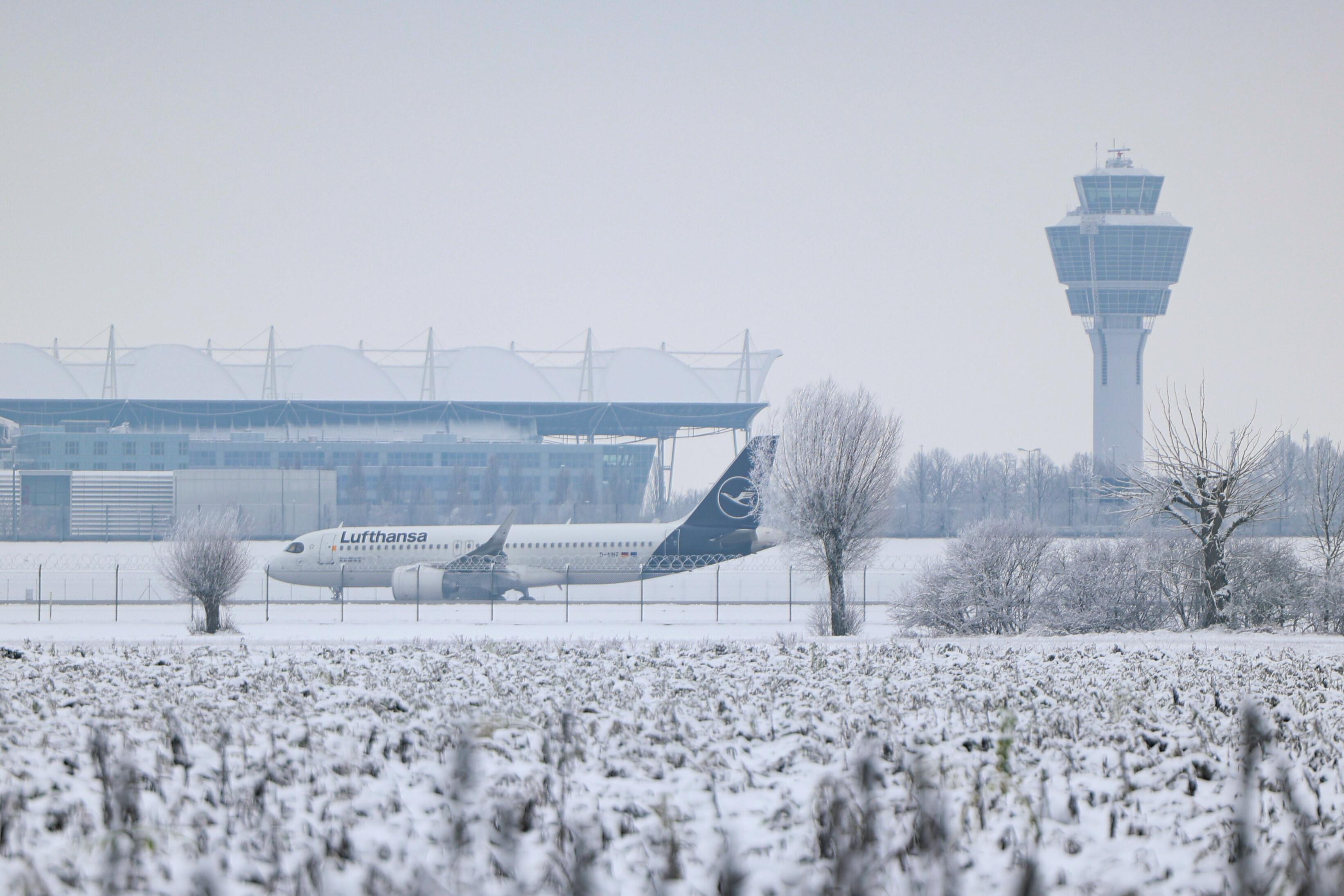 (Archivbild) Eine Lufthansa-Maschine am Rollfeld des Münchner Flughafens im Winter.