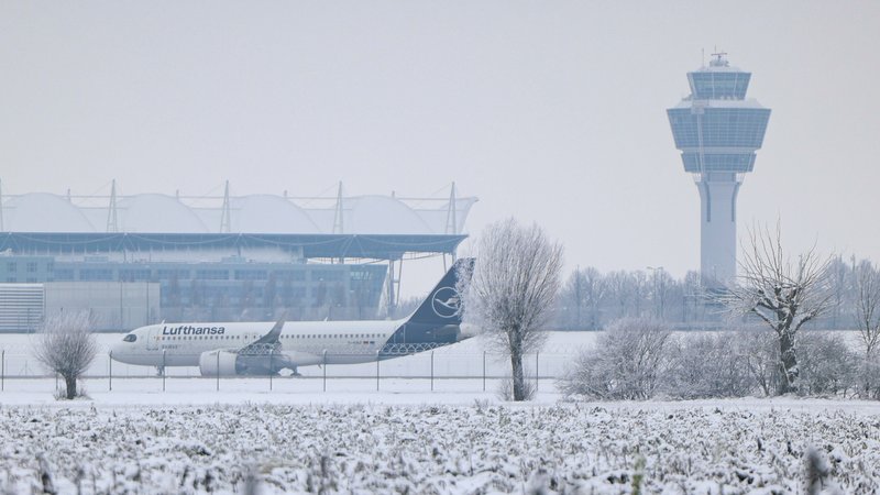 (Archivbild) Eine Lufthansa-Maschine am Rollfeld des Münchner Flughafens im Winter. | Bild: pa/dpa/Revierfoto (Archivbild) Eine Lufthansa-Maschine am Rollfeld des Münchner Flughafens im Winter.