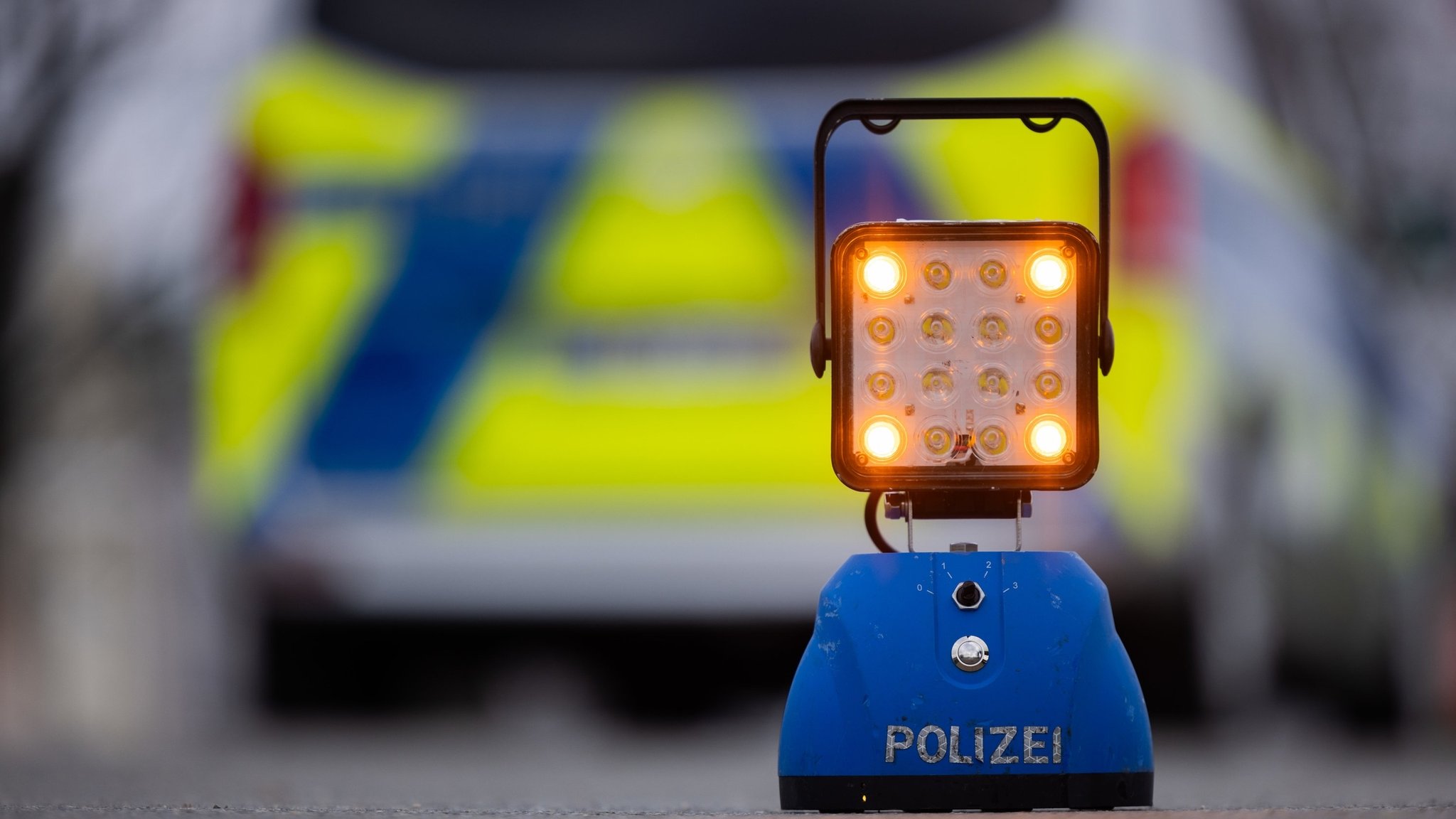 Eine Warnleuchte der Polizei auf der Straße