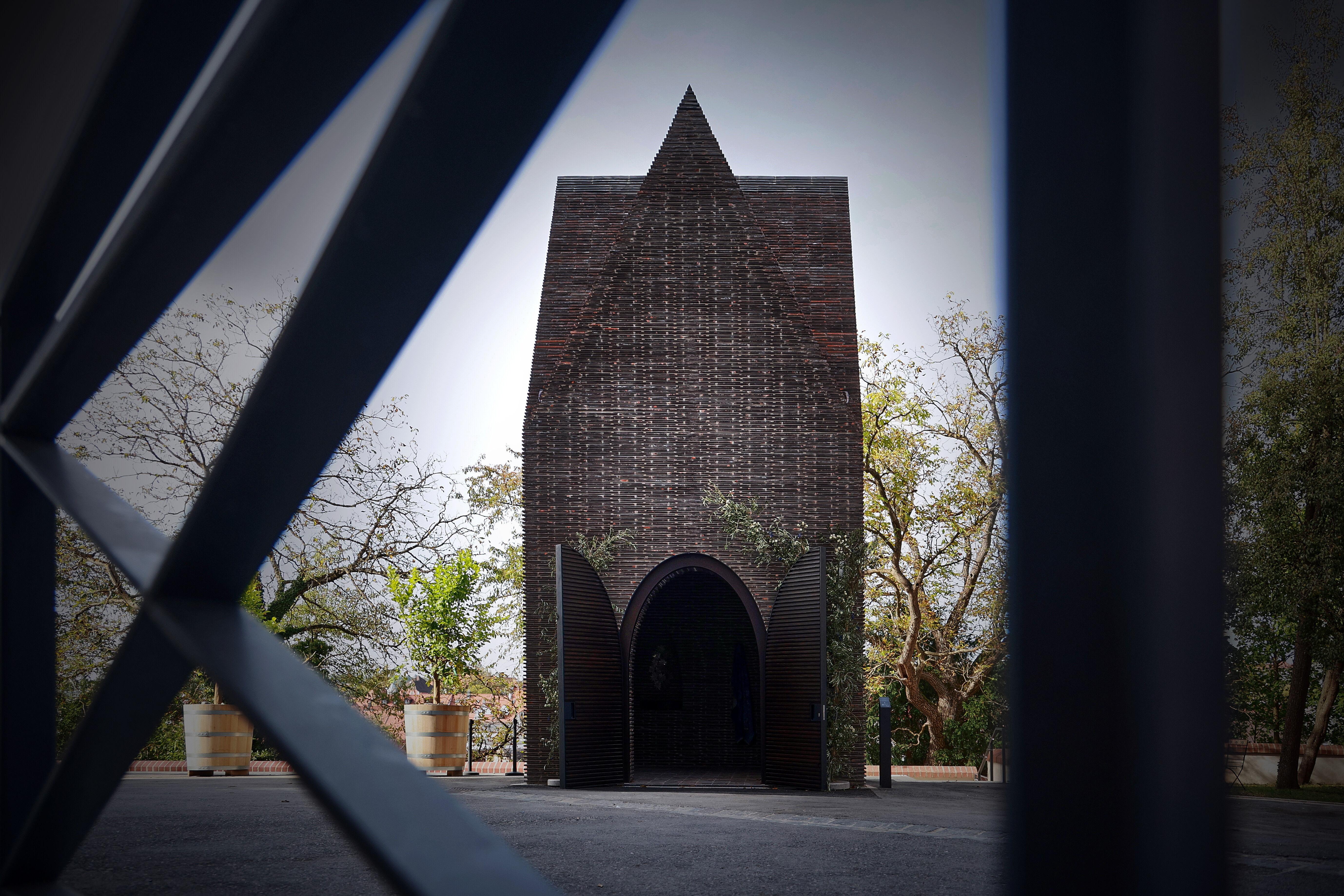 Für "Mary's Mantel Chapel" haben die Architekten Christian und Peter Brückner mit der Künstlerin Kiki Smith zusammengearbeitet. 