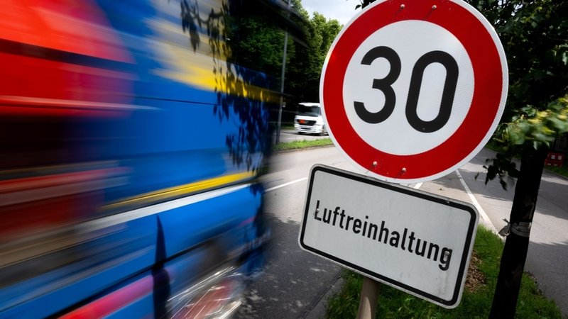 Tempo 30 Schild am Mittleren Ring in München | Bild: dpa-bildfunk/ Sven Hoppe Tempo 30 Schild am Mittleren Ring in München
