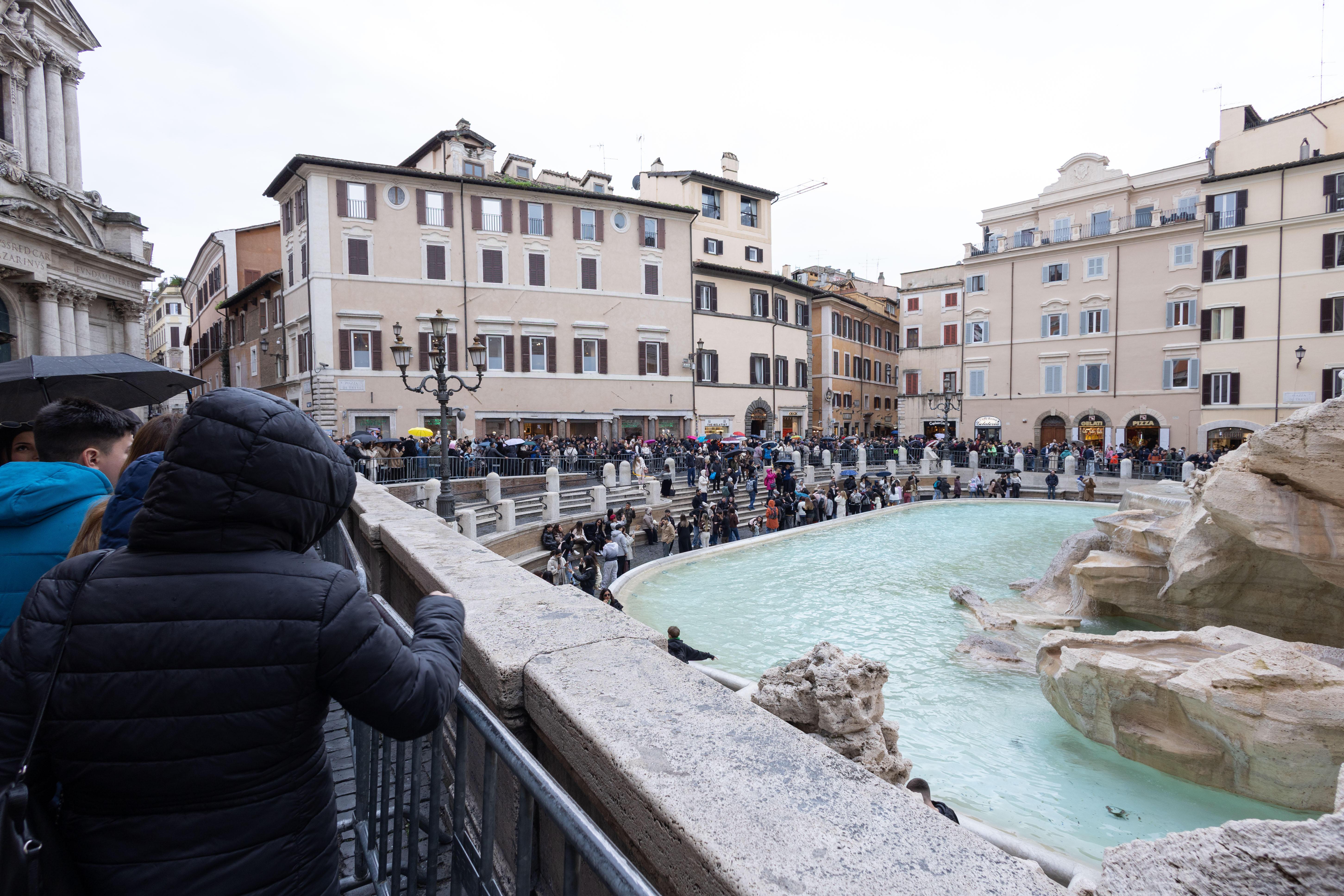 Touristen vor dem berühmten Trevi-Brunnen in Rom.