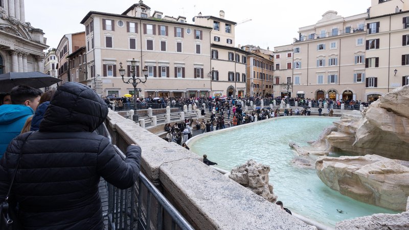 Touristen vor dem berühmten Trevi-Brunnen in Rom. | Bild: picture alliance / ipa-agency | Matteo Nardone Touristen vor dem berühmten Trevi-Brunnen in Rom.
