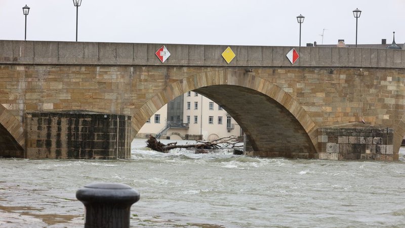 Hochwasser an der Steinernen Brücke in Regensburg