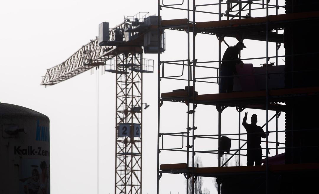 Bauarbeiter auf einem Baugerüst (Symbolbild)