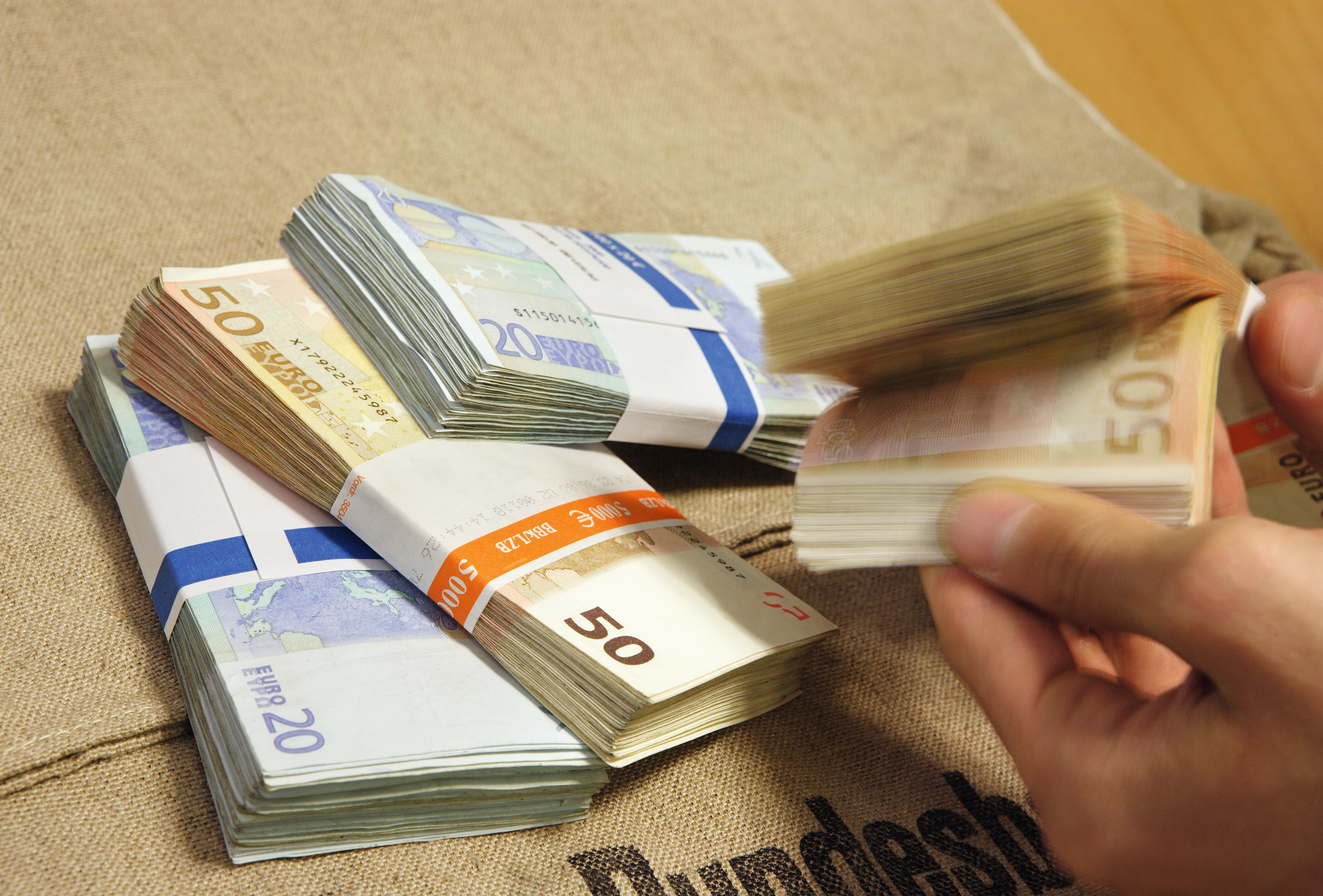 War es Geldwäsche? 850.000 Euro Bargeld im Kofferraum entdeckt
