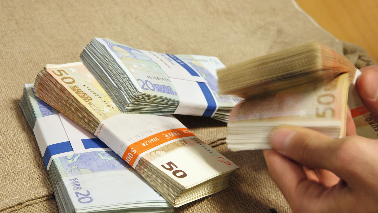 War es Geldwäsche? 850.000 Euro Bargeld im Kofferraum entdeckt