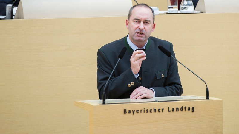 Hubert Aiwanger (Bundesvorsitzender des Bundesverbandes Freie Wähler) am Rednerpult.